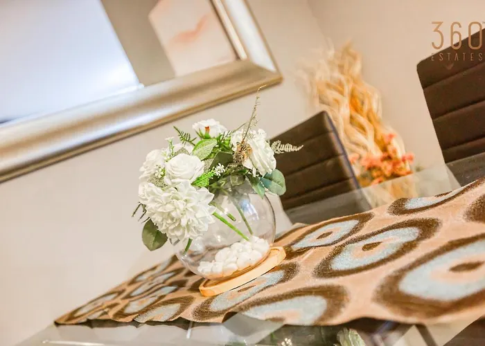 Semesterbostad Cosy, Fully Equipped 1br With Private Balcony By 360 Estates *