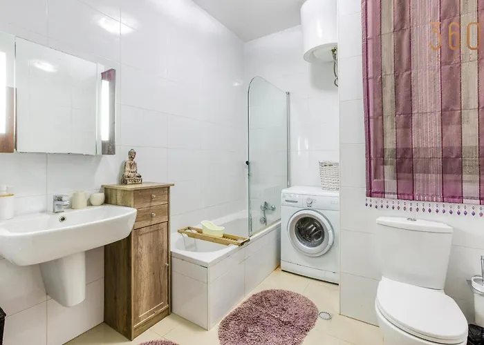 Case de vacanță Cosy, Fully Equipped 1br With Private Balcony By 360 Estates