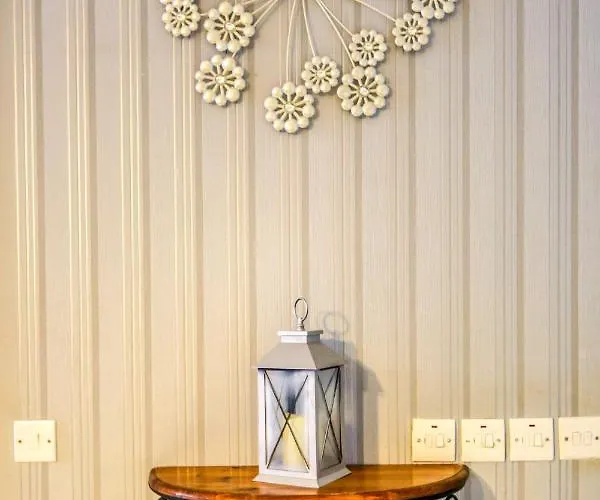 Case de vacanță Cosy, Fully Equipped 1br With Private Balcony By 360 Estates